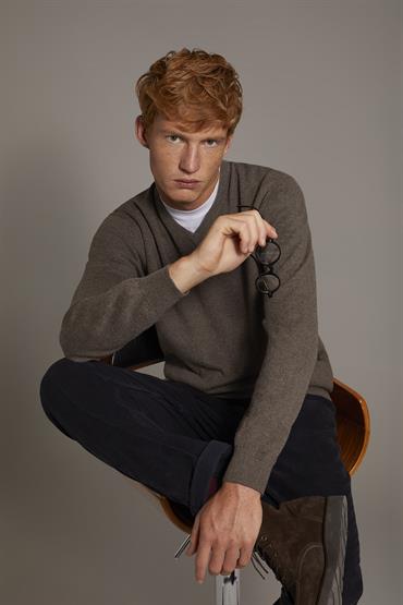 V NECK SWEATER TAUPE