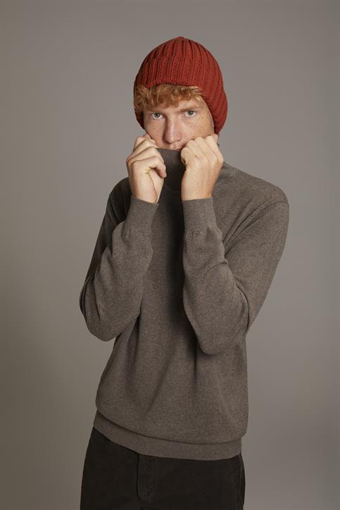 TURTLE NECK SWEATER