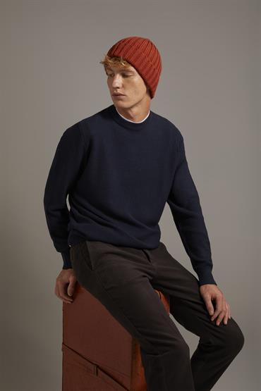 ROUND NECK SWEATER