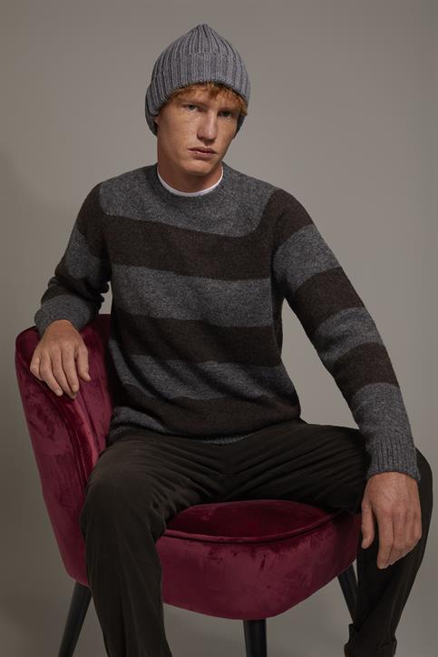 ROUND NECK SWEATER