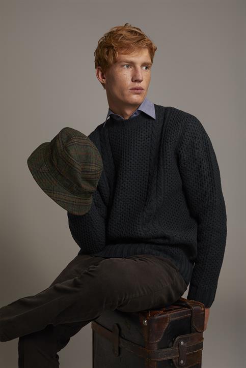 ROUND NECK SWEATER