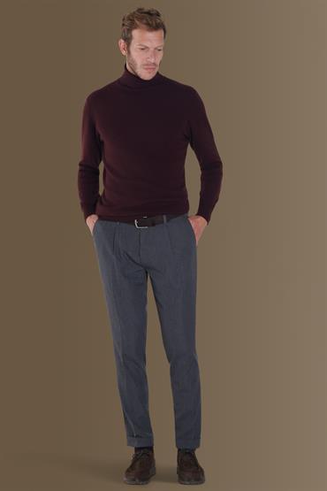 chino with single pinces and turn up hem