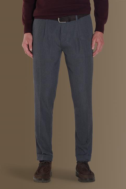 chino with single pinces and turn up hem