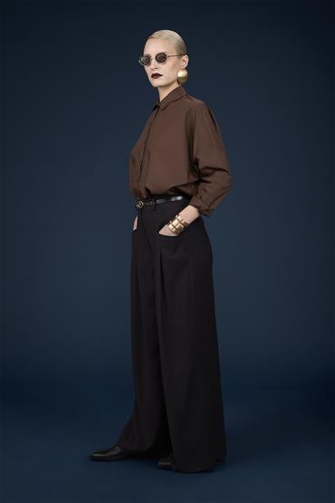 PANTALONE CON TASCHE A PAGLIACCETTO GAMBA LARGA